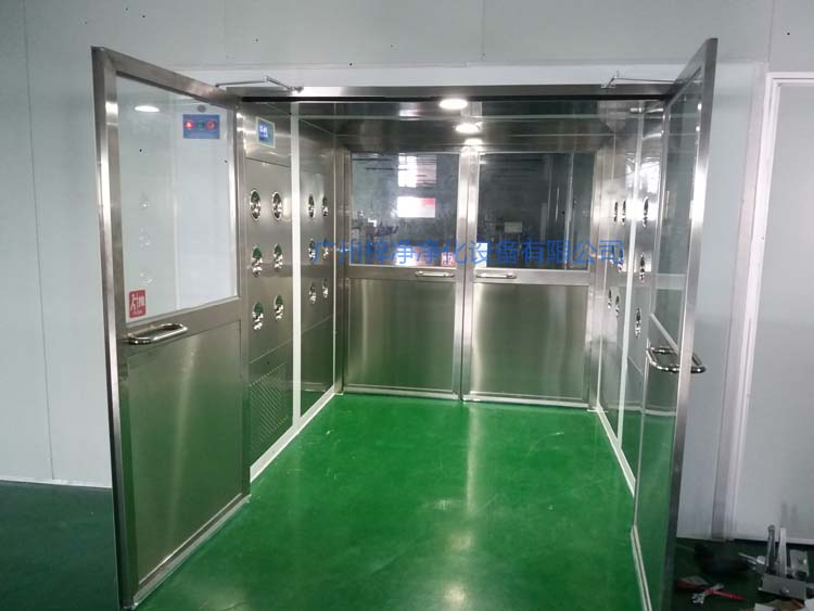 雙開門貨淋室前門打開,后門緊鎖 防止?jié)崈羰遗c非潔凈室空氣對流。