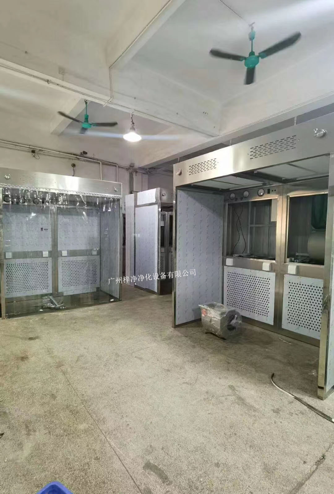 負壓稱量室設(shè)備由工作區(qū)、回風箱體、風機箱體、出風箱體及外箱體幾大部分拼裝而成。