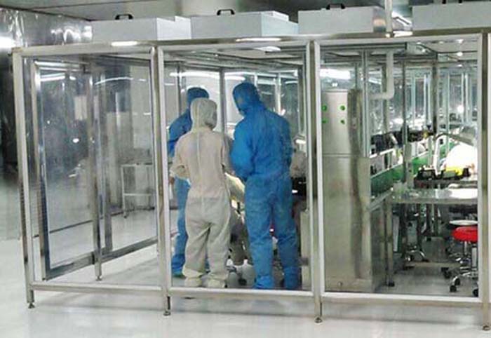 潔凈棚使用過(guò)程中 使用人員應(yīng)穿戴清潔的工作服、手套、口罩等防護(hù)用品。 不得在潔凈棚內(nèi)進(jìn)食、飲水、吸煙等。